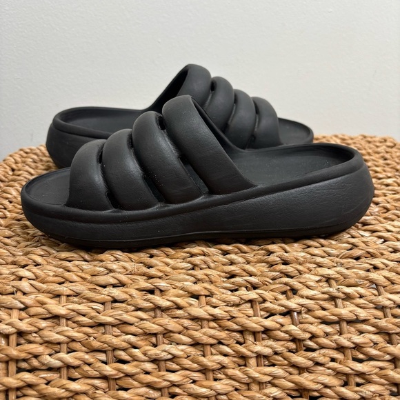 Ugg‎ Sport Yeah Slide Sandal in Black Kids Size 2. - Picture 6 of 7